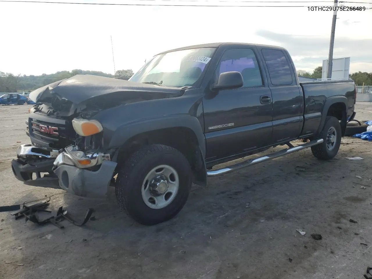 2005 GMC Sierra C2500 Heavy Duty VIN: 1GTHC29U75E266489 Lot: 69863424