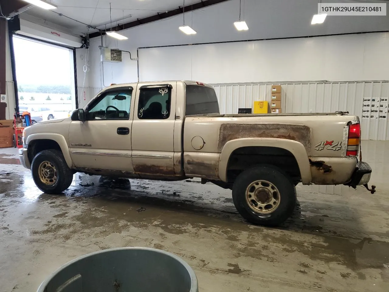 2005 GMC Sierra K2500 Heavy Duty VIN: 1GTHK29U45E210481 Lot: 73401014