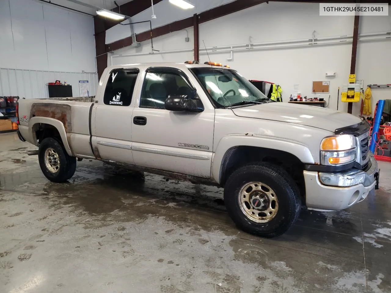 2005 GMC Sierra K2500 Heavy Duty VIN: 1GTHK29U45E210481 Lot: 73401014