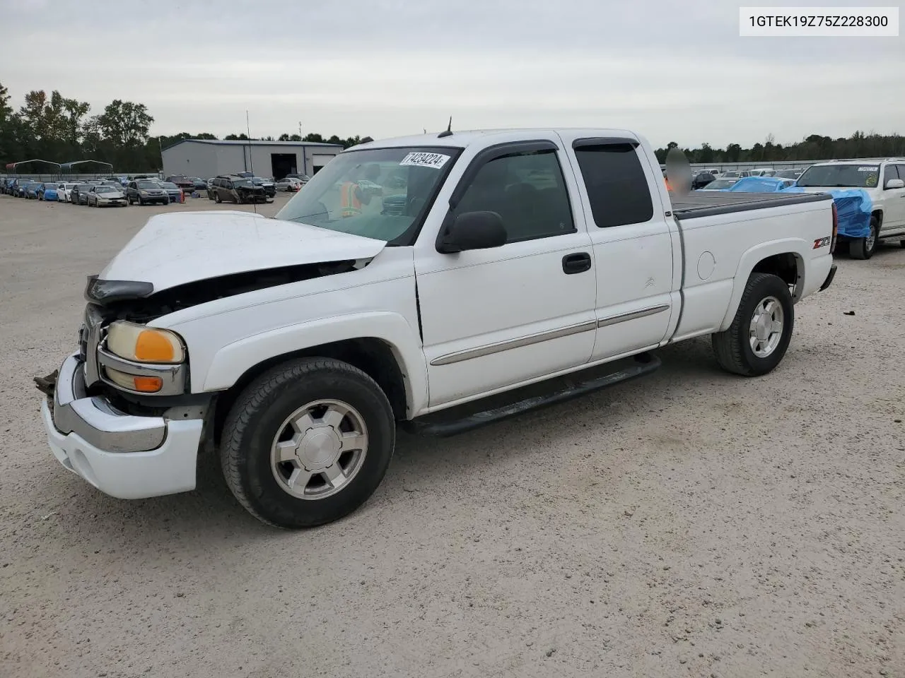 2005 GMC New Sierra K1500 VIN: 1GTEK19Z75Z228300 Lot: 74234224