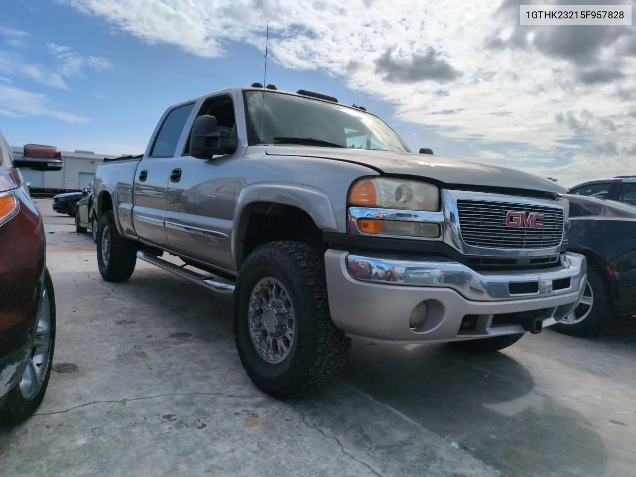 2005 GMC Sierra K2500 Heavy Duty VIN: 1GTHK23215F957828 Lot: 75952744