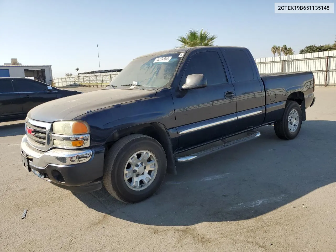 2005 GMC New Sierra K1500 VIN: 2GTEK19B651135148 Lot: 76094804