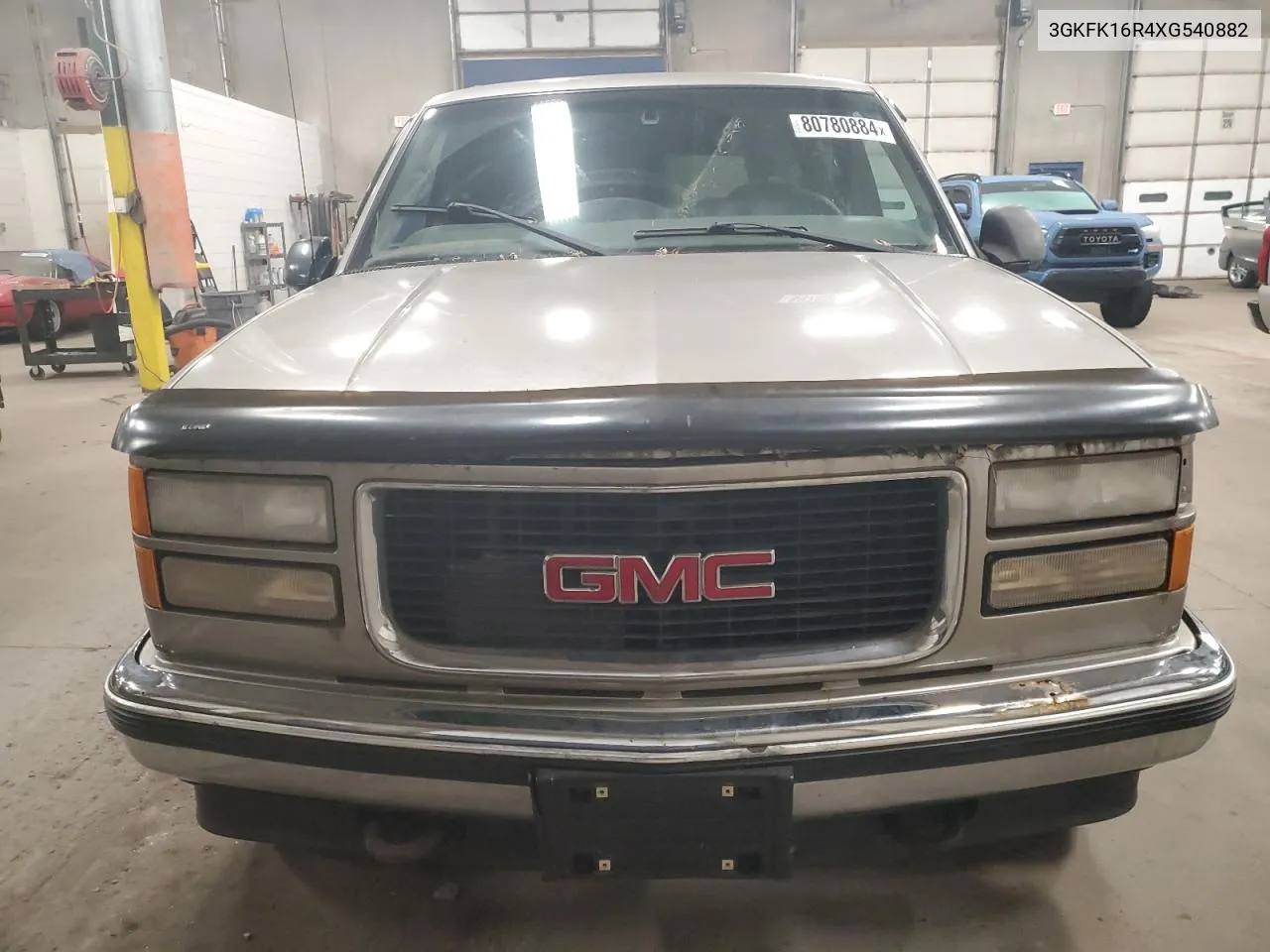 1999 GMC Suburban K1500 VIN: 3GKFK16R4XG540882 Lot: 80780884