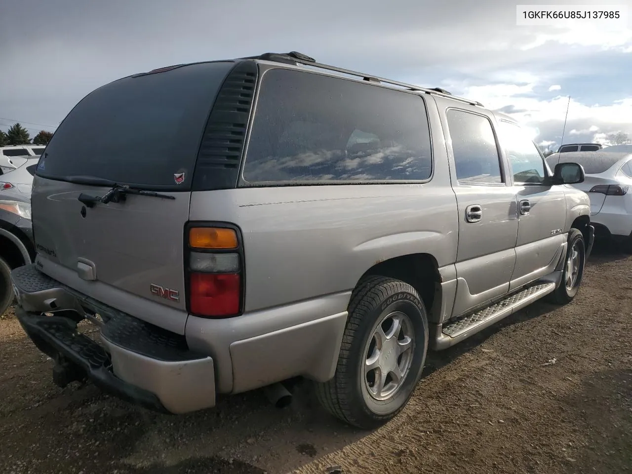 2005 GMC Yukon Xl Denali VIN: 1GKFK66U85J137985 Lot: 75710544