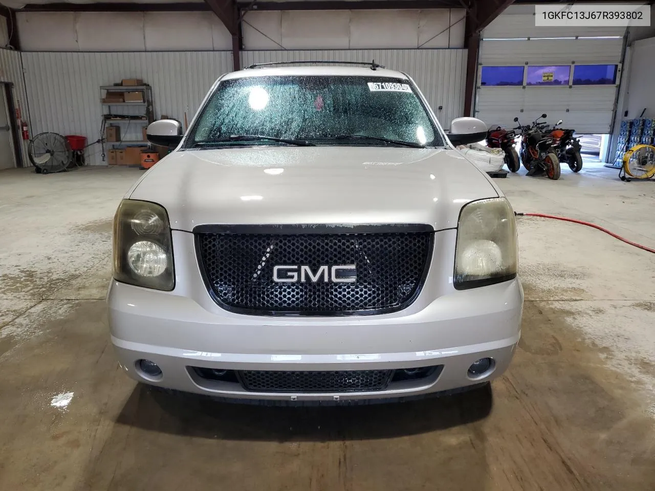 2007 GMC Yukon VIN: 1GKFC13J67R393802 Lot: 67109304