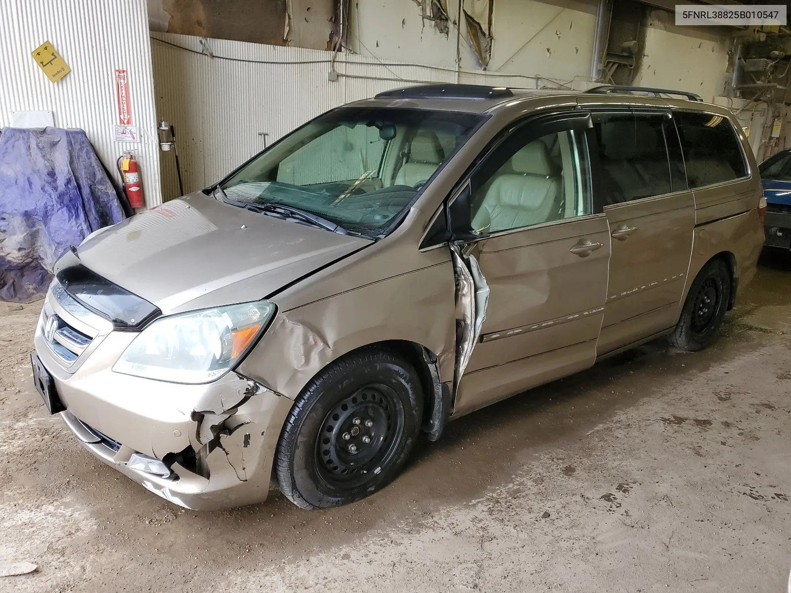 2005 Honda Odyssey Touring VIN: 5FNRL38825B010547 Lot: 53997404