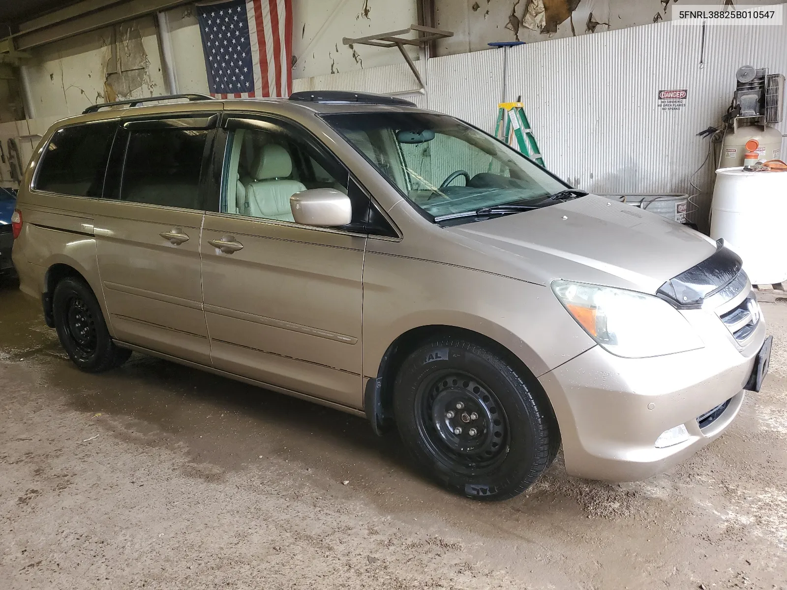 2005 Honda Odyssey Touring VIN: 5FNRL38825B010547 Lot: 53997404