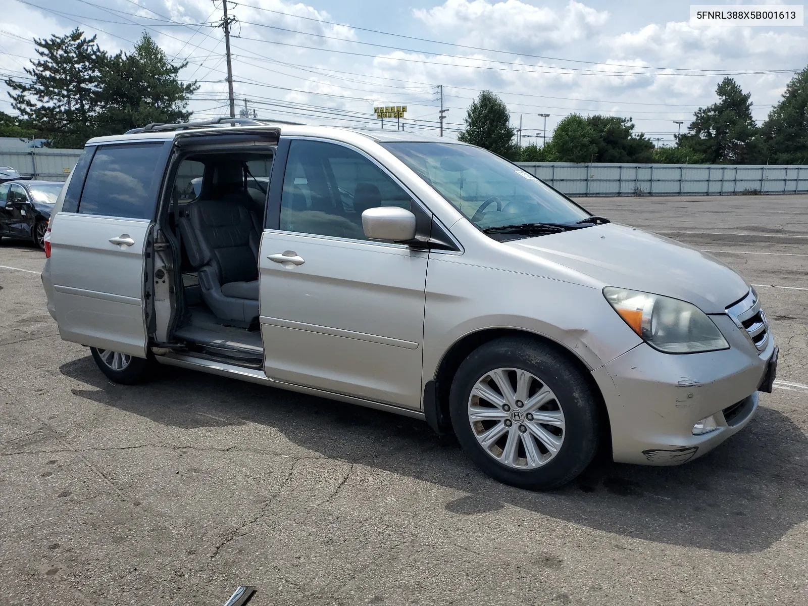 2005 Honda Odyssey Touring VIN: 5FNRL388X5B001613 Lot: 61526024