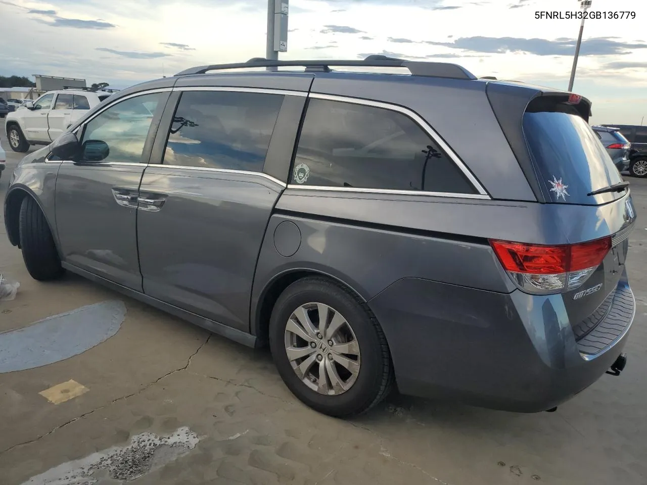 5FNRL5H32GB136779 2016 Honda Odyssey Se