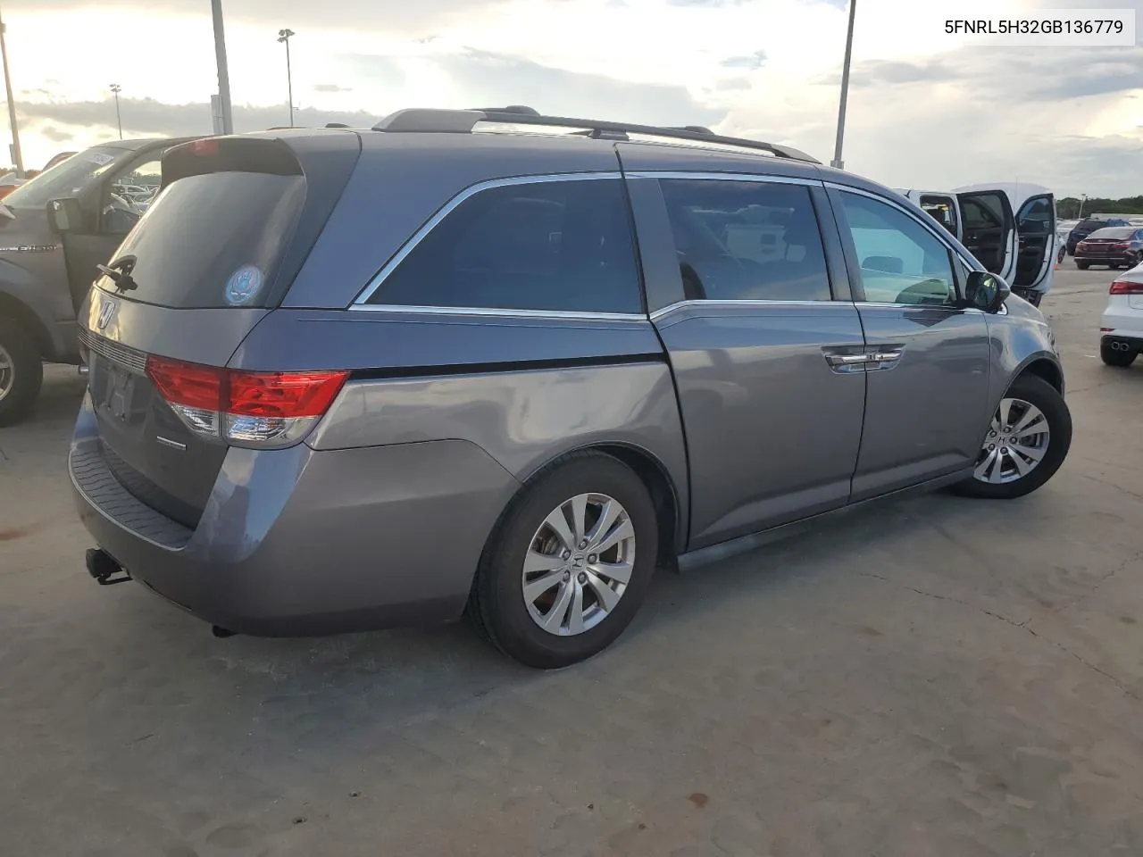 5FNRL5H32GB136779 2016 Honda Odyssey Se