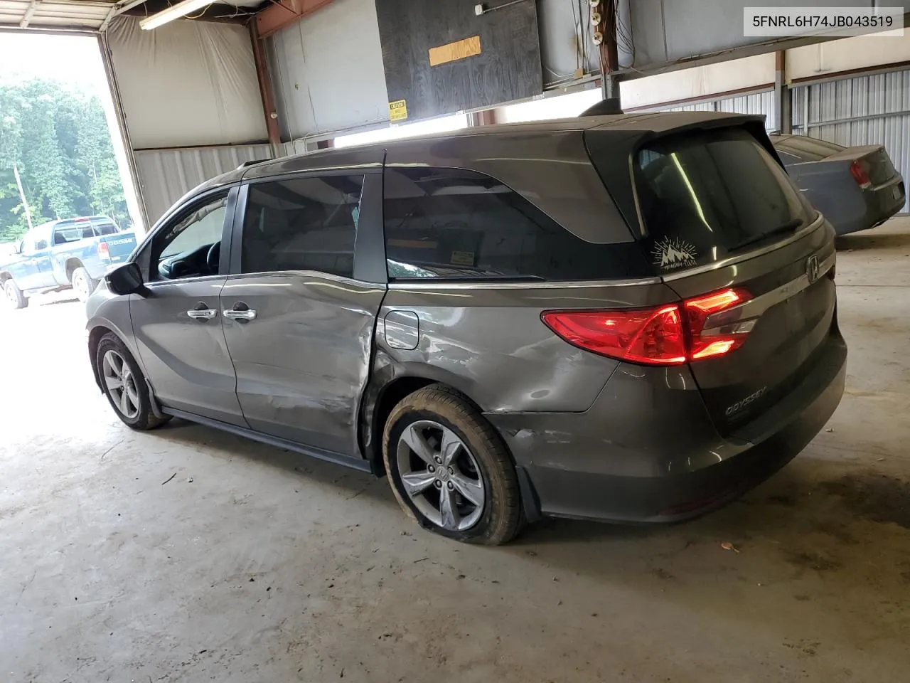 5FNRL6H74JB043519 2018 Honda Odyssey Exl