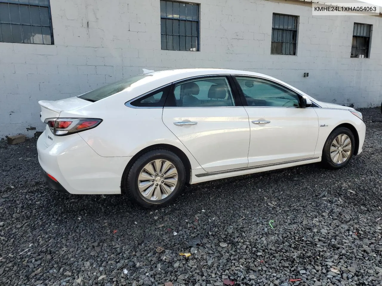 2017 Hyundai Sonata Hybrid VIN: KMHE24L1XHA054063 Lot: 79748484