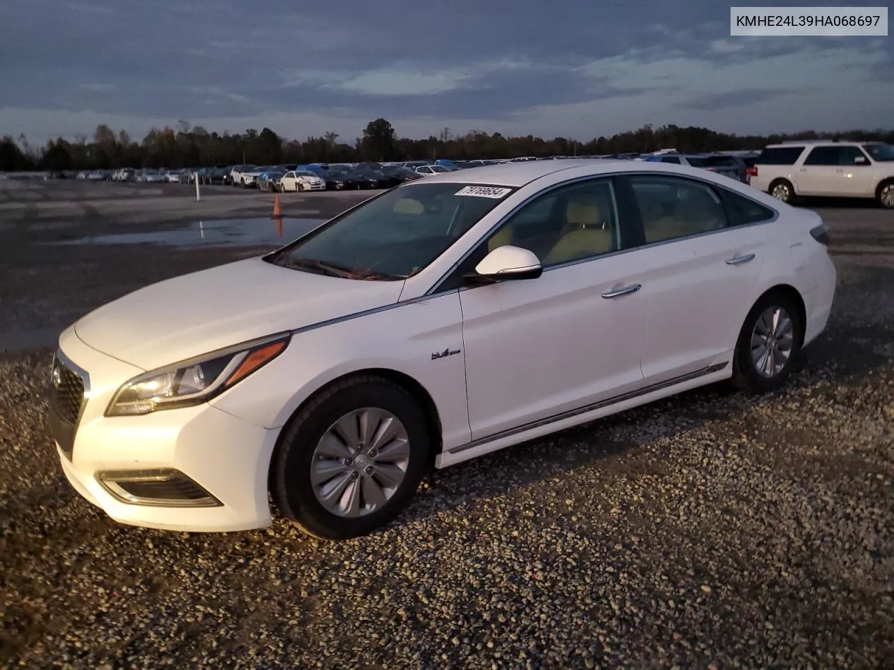 2017 Hyundai Sonata Hybrid VIN: KMHE24L39HA068697 Lot: 79769654