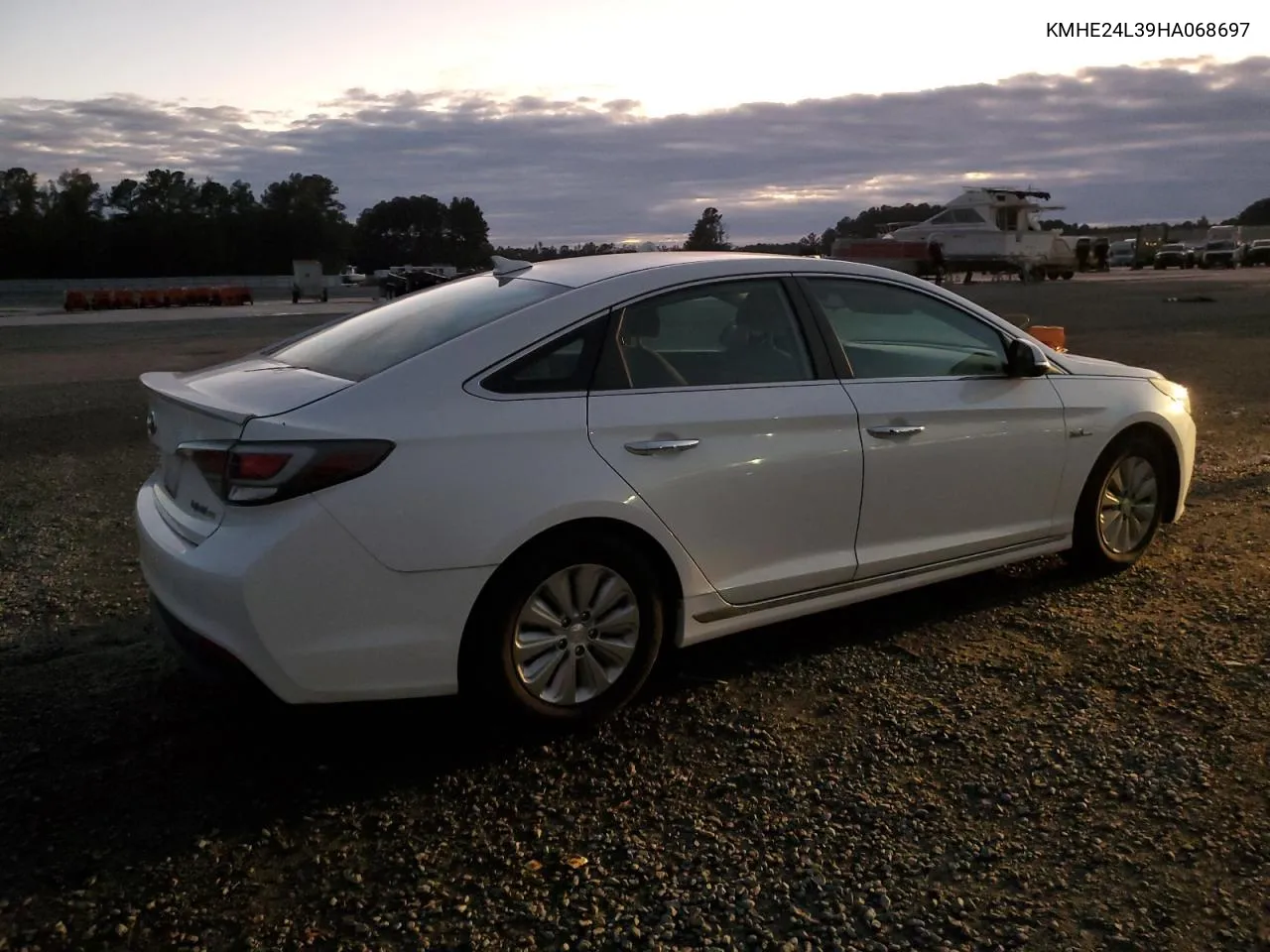 2017 Hyundai Sonata Hybrid VIN: KMHE24L39HA068697 Lot: 79769654