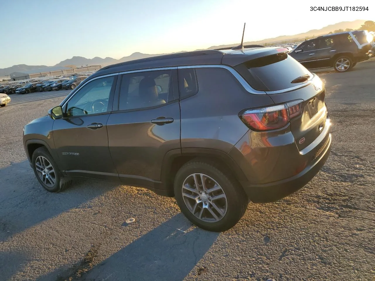 3C4NJCBB9JT182594 2018 Jeep Compass Latitude