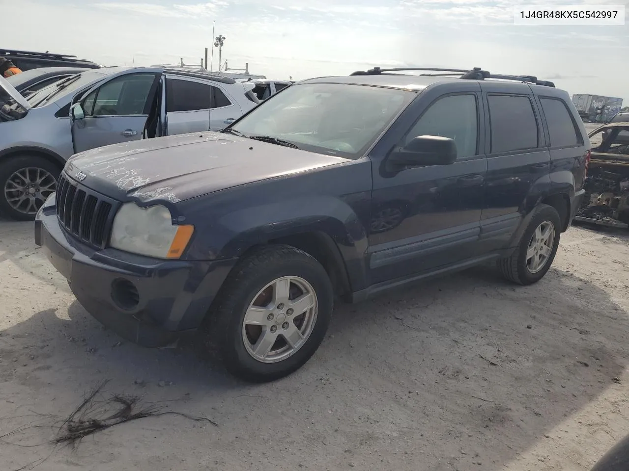 2005 Jeep Grand Cherokee Laredo VIN: 1J4GR48KX5C542997 Lot: 76551014