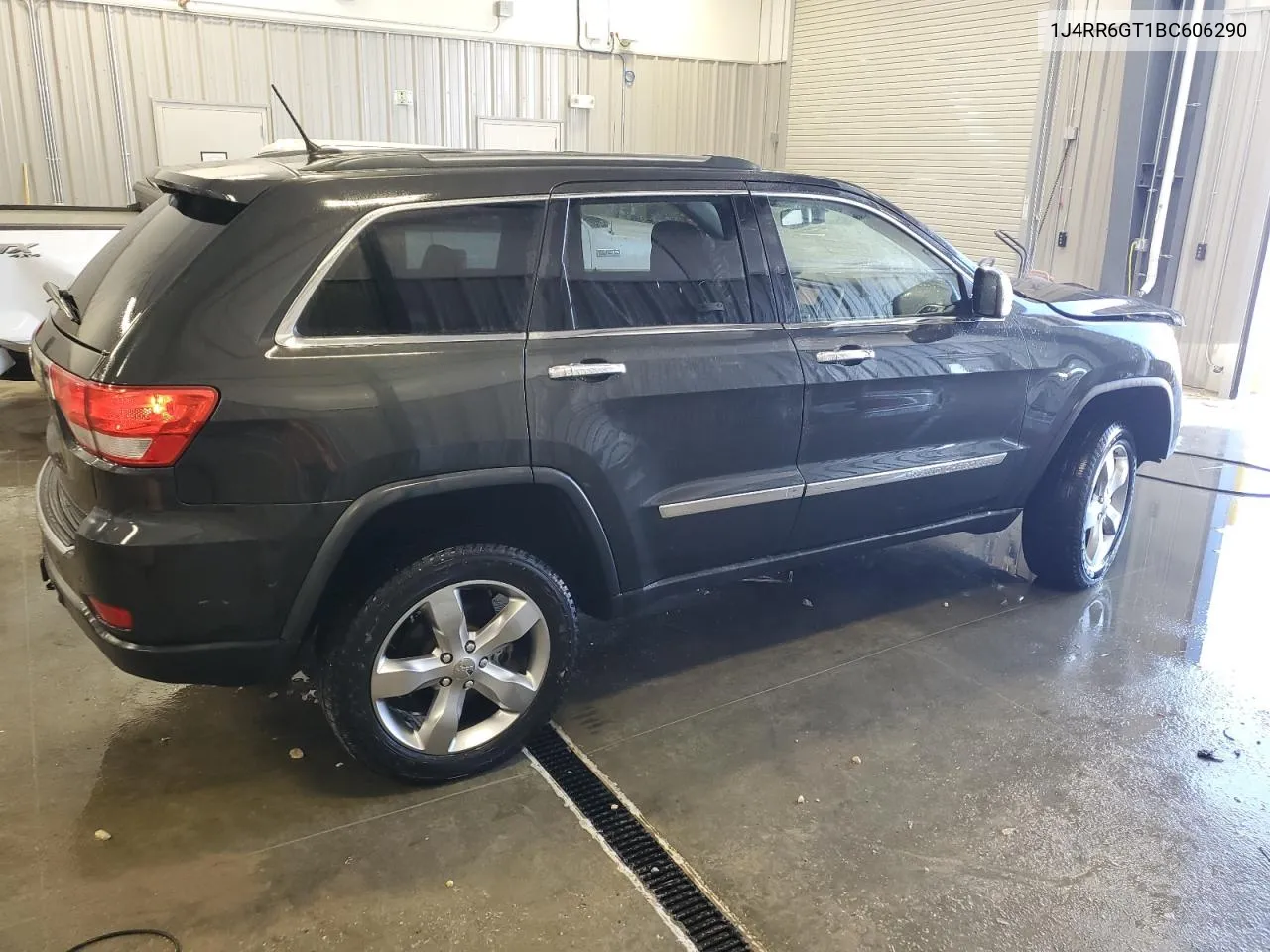 1J4RR6GT1BC606290 2011 Jeep Grand Cherokee Overland