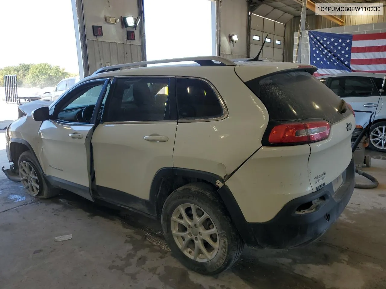 2014 Jeep Cherokee Latitude VIN: 1C4PJMCB0EW110230 Lot: 76165404