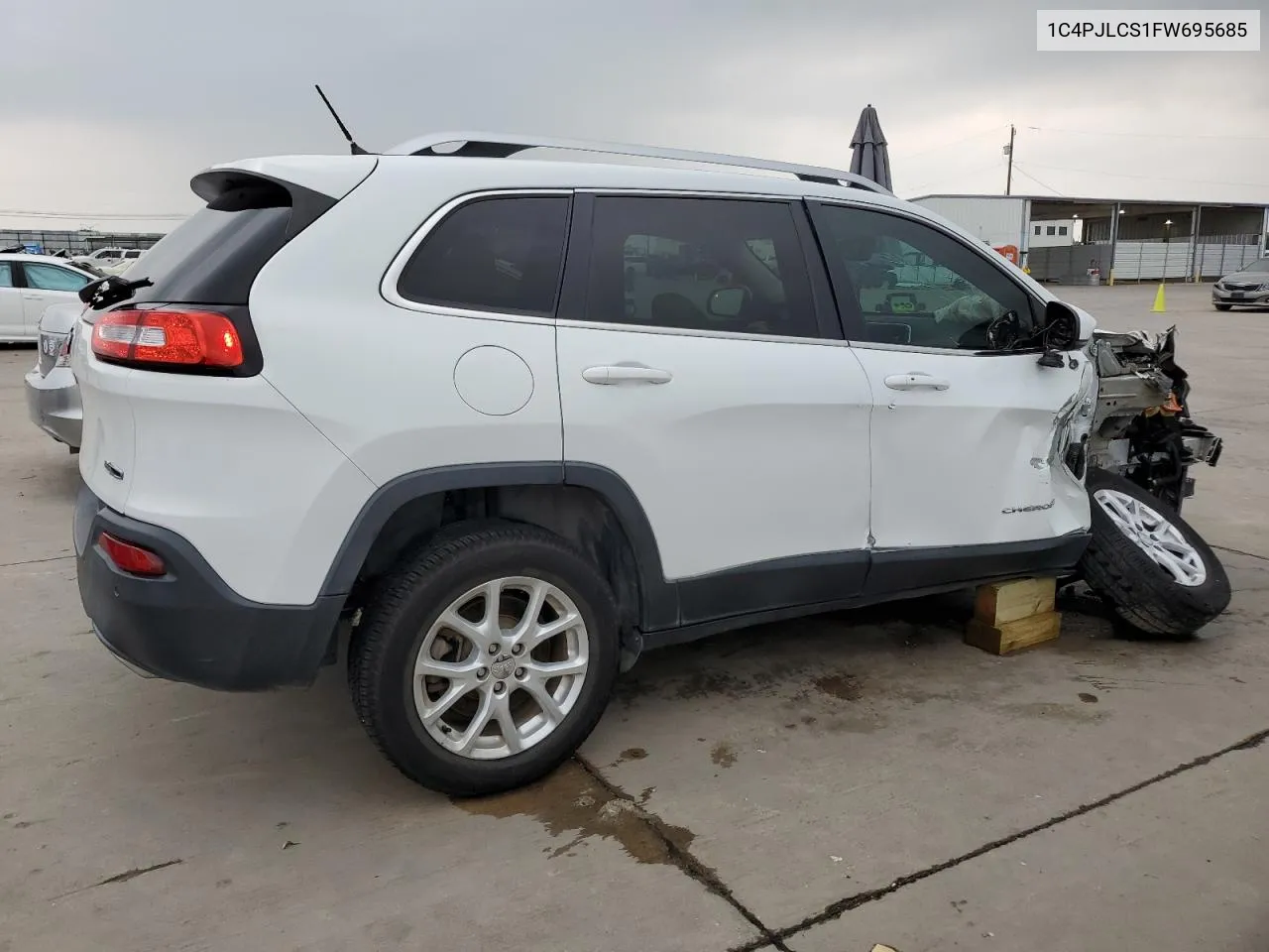 2015 Jeep Cherokee Latitude VIN: 1C4PJLCS1FW695685 Lot: 55974104