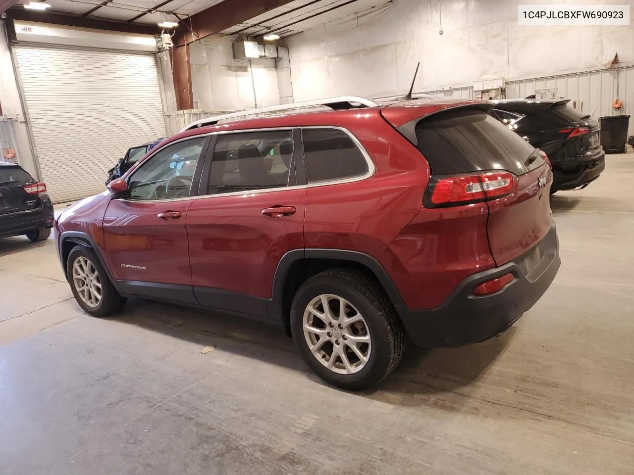 2015 Jeep Cherokee Latitude VIN: 1C4PJLCBXFW690923 Lot: 77214564