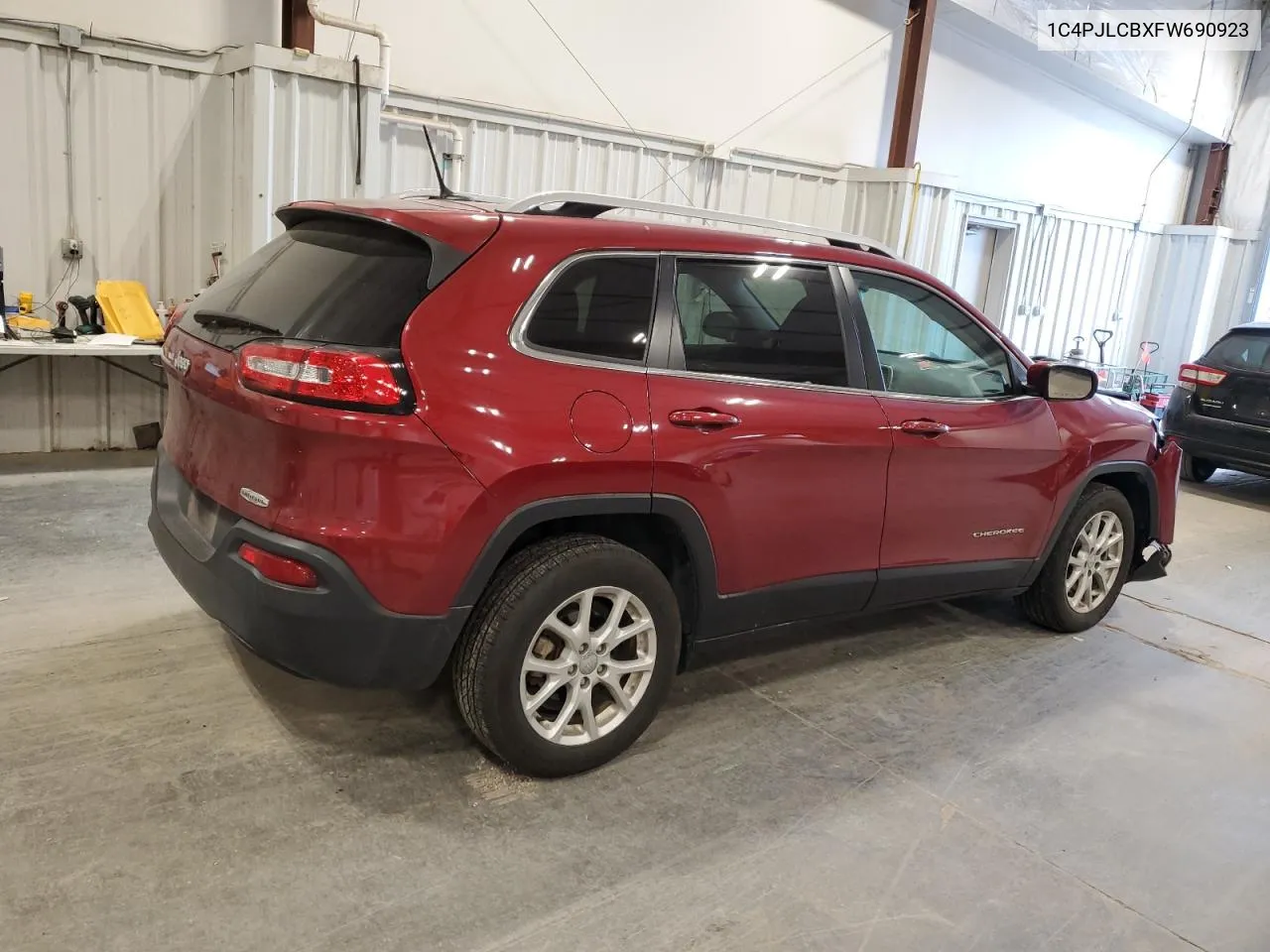 2015 Jeep Cherokee Latitude VIN: 1C4PJLCBXFW690923 Lot: 77214564