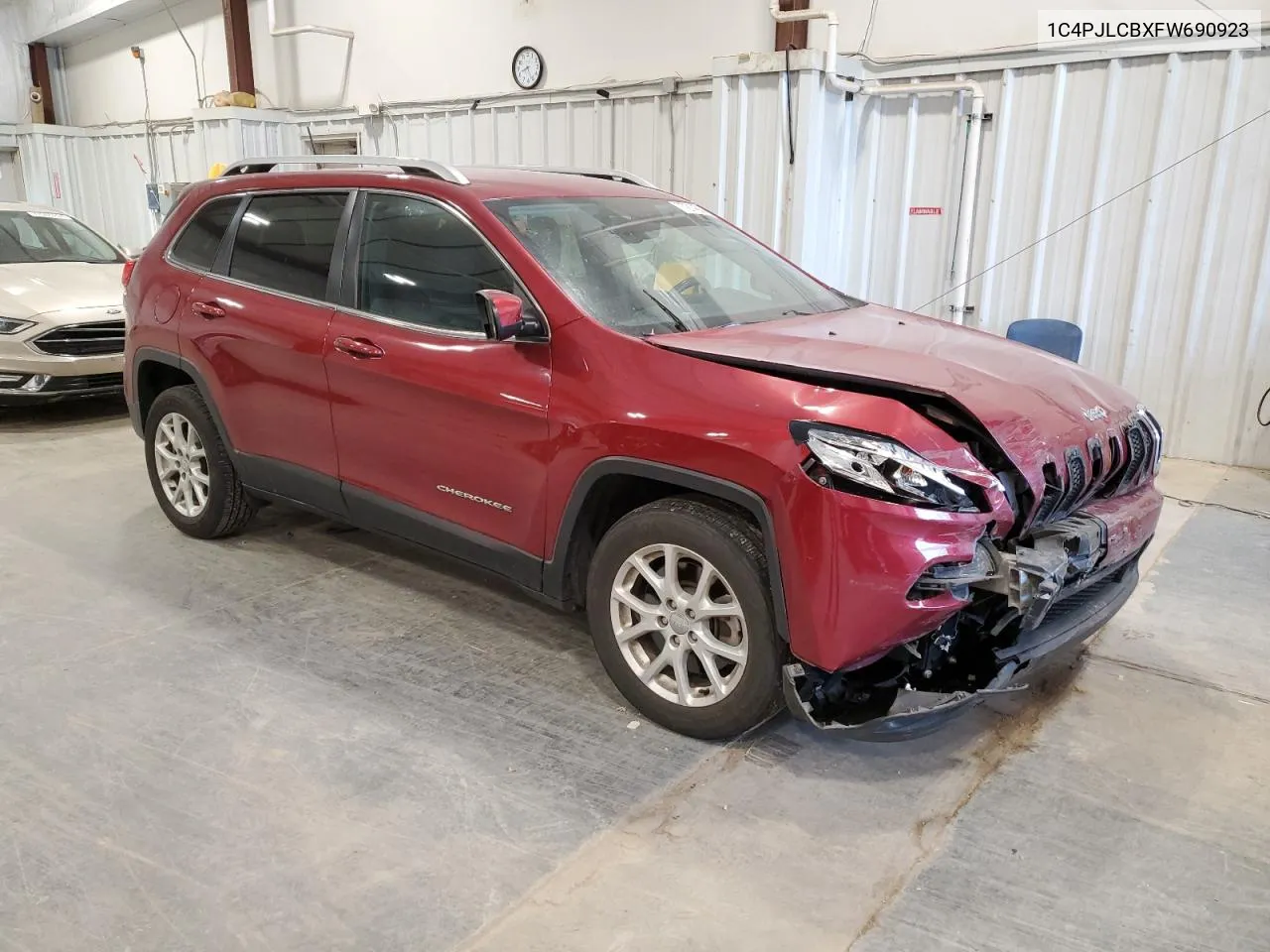 2015 Jeep Cherokee Latitude VIN: 1C4PJLCBXFW690923 Lot: 77214564