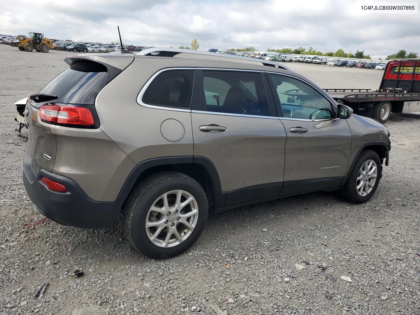 2016 Jeep Cherokee Latitude VIN: 1C4PJLCB0GW307895 Lot: 67717304