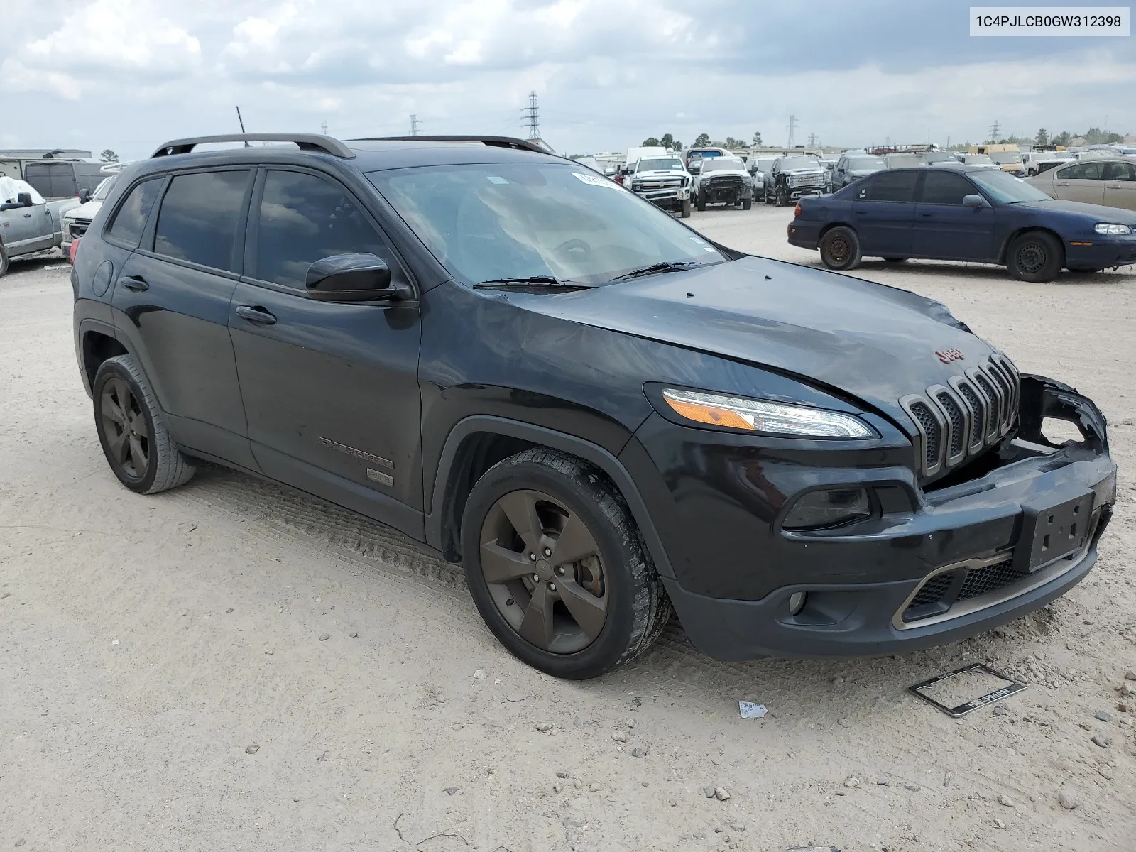 2016 Jeep Cherokee Latitude VIN: 1C4PJLCB0GW312398 Lot: 68810674