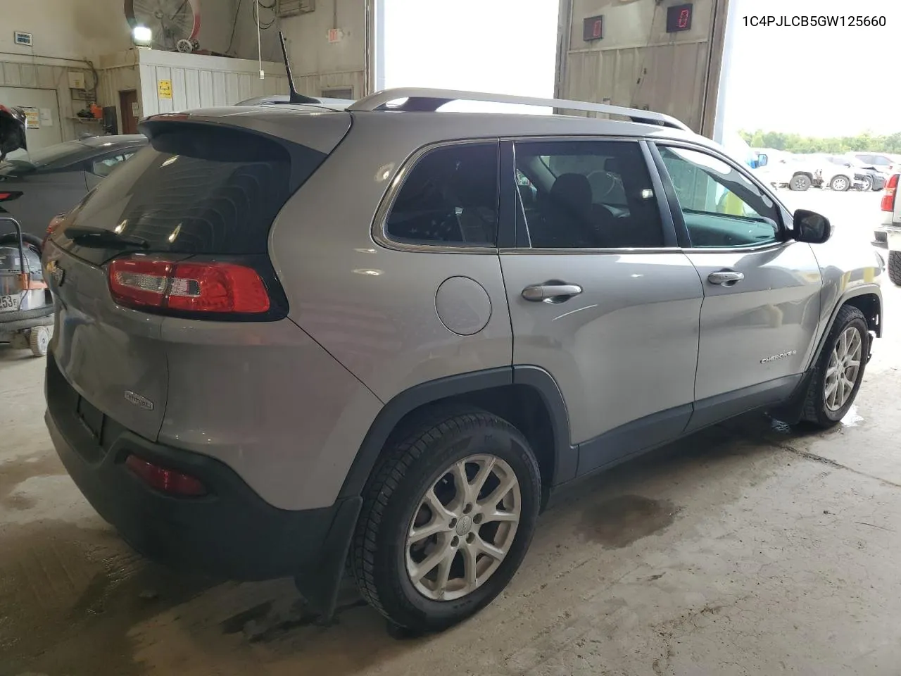 1C4PJLCB5GW125660 2016 Jeep Cherokee Latitude