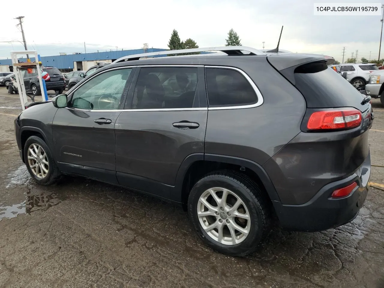 2016 Jeep Cherokee Latitude VIN: 1C4PJLCB5GW195739 Lot: 72519314