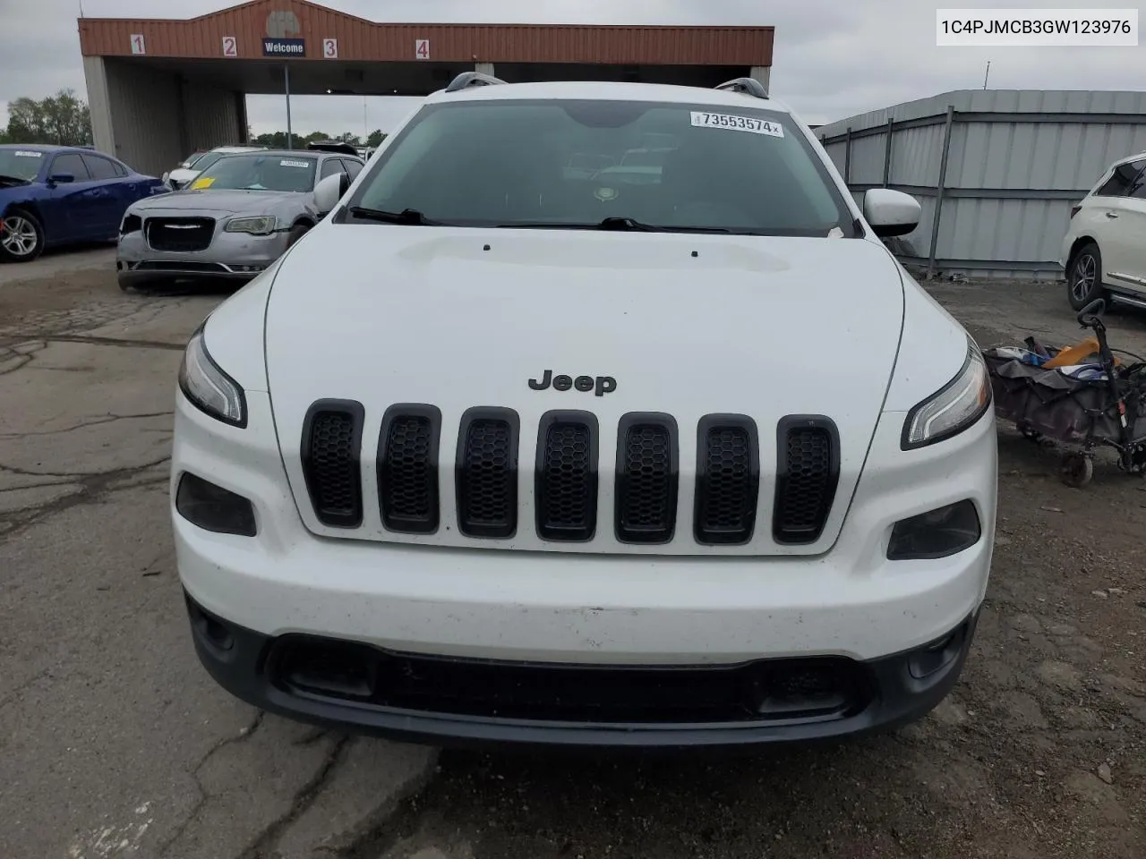 1C4PJMCB3GW123976 2016 Jeep Cherokee Latitude