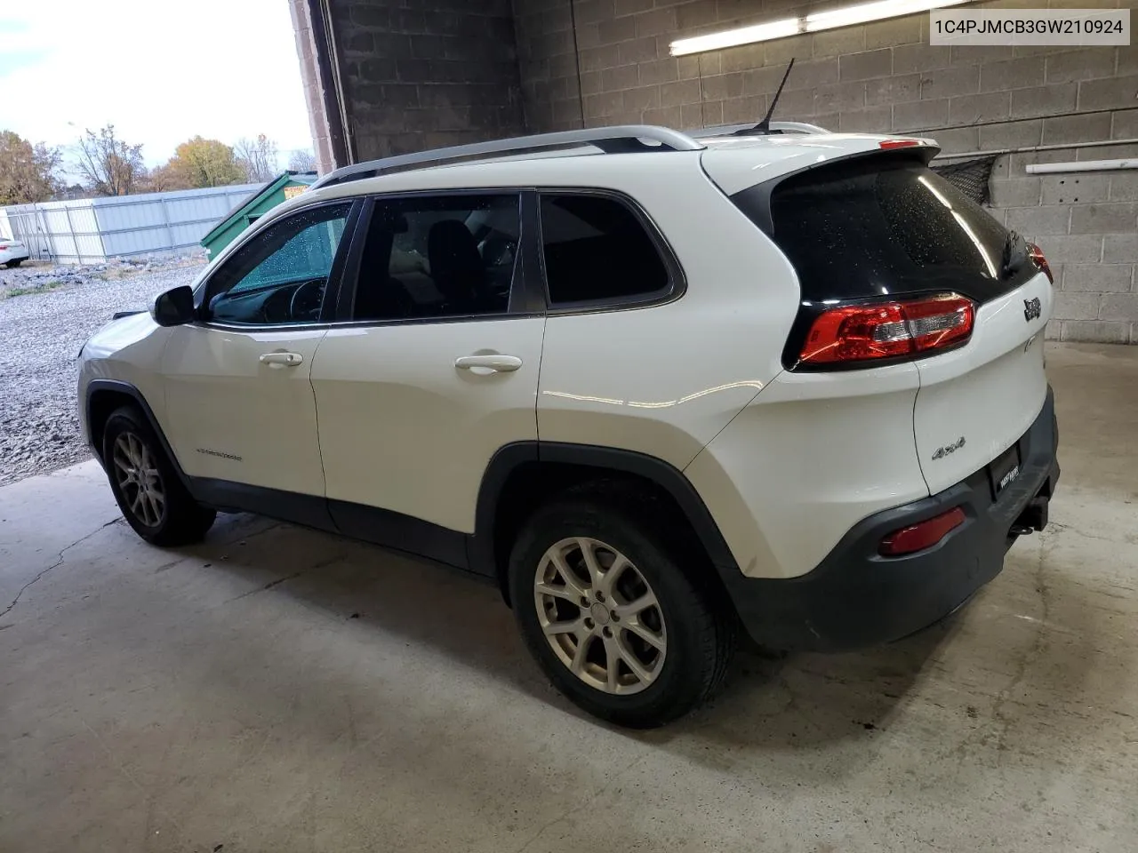 2016 Jeep Cherokee Latitude VIN: 1C4PJMCB3GW210924 Lot: 77305034