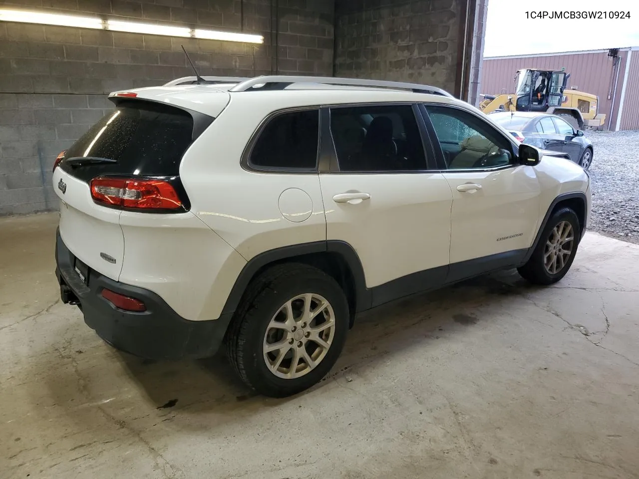 2016 Jeep Cherokee Latitude VIN: 1C4PJMCB3GW210924 Lot: 77305034