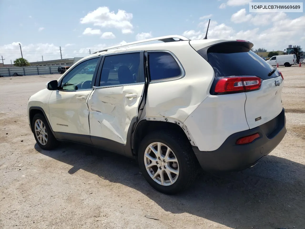 1C4PJLCB7HW669689 2017 Jeep Cherokee Latitude