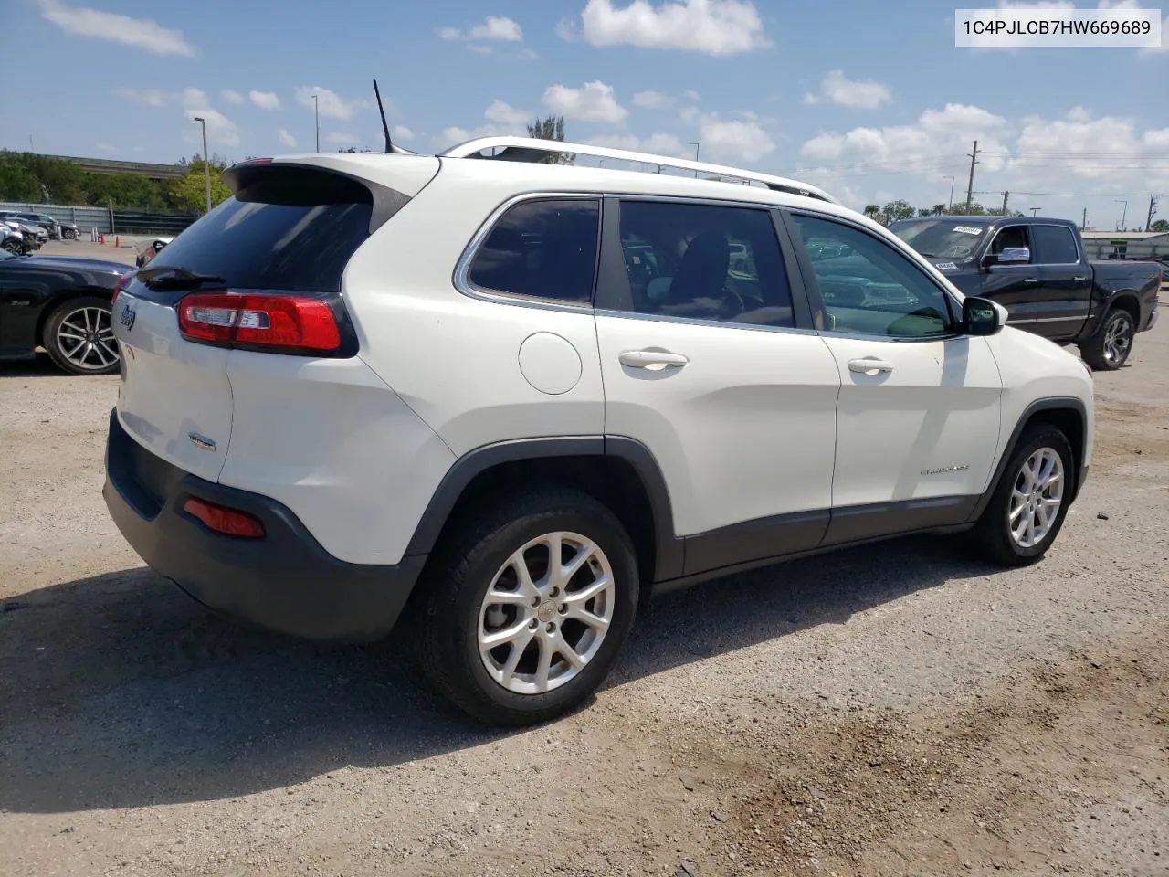 1C4PJLCB7HW669689 2017 Jeep Cherokee Latitude