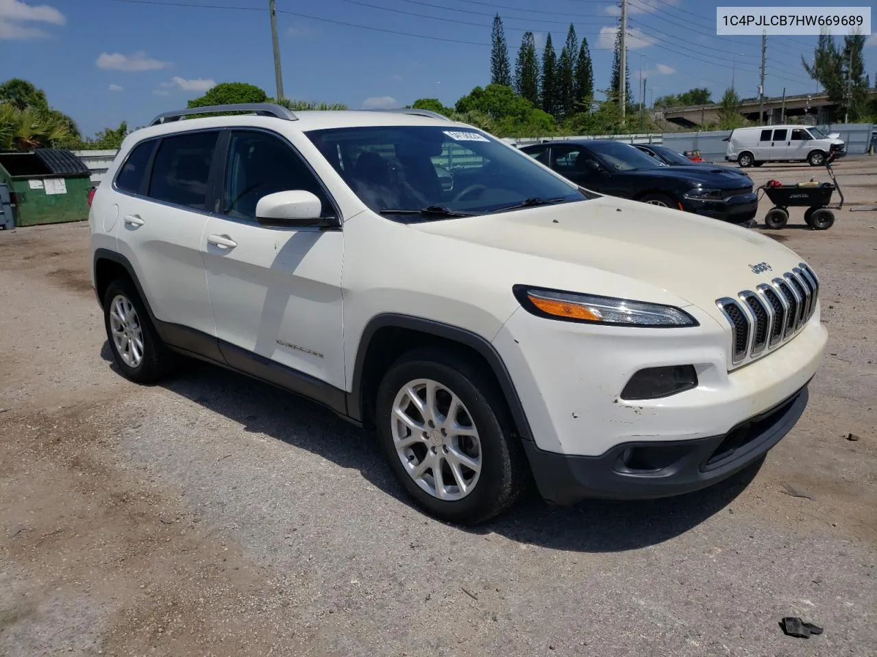 1C4PJLCB7HW669689 2017 Jeep Cherokee Latitude