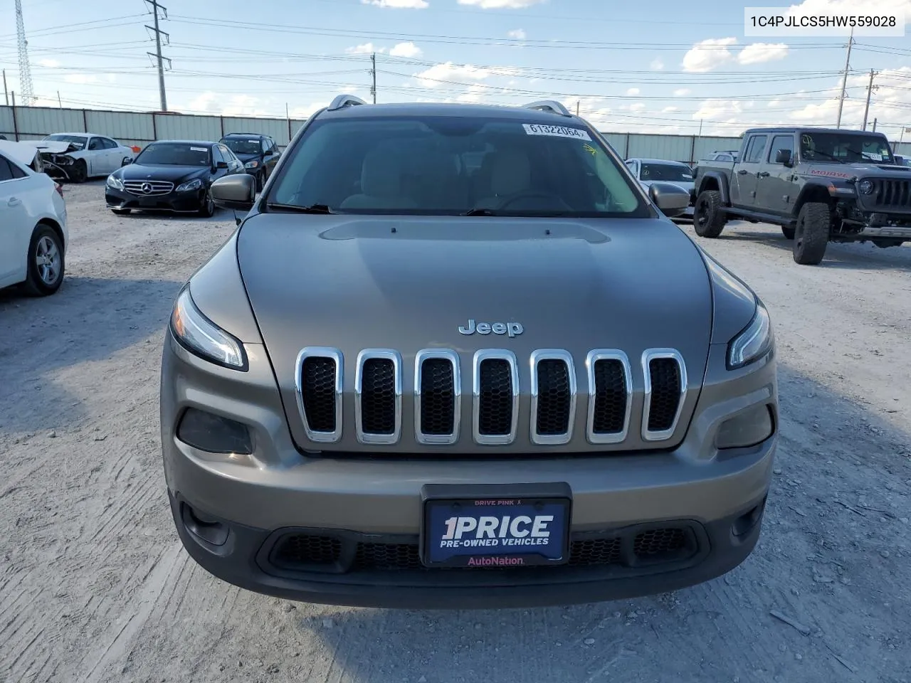 1C4PJLCS5HW559028 2017 Jeep Cherokee Latitude