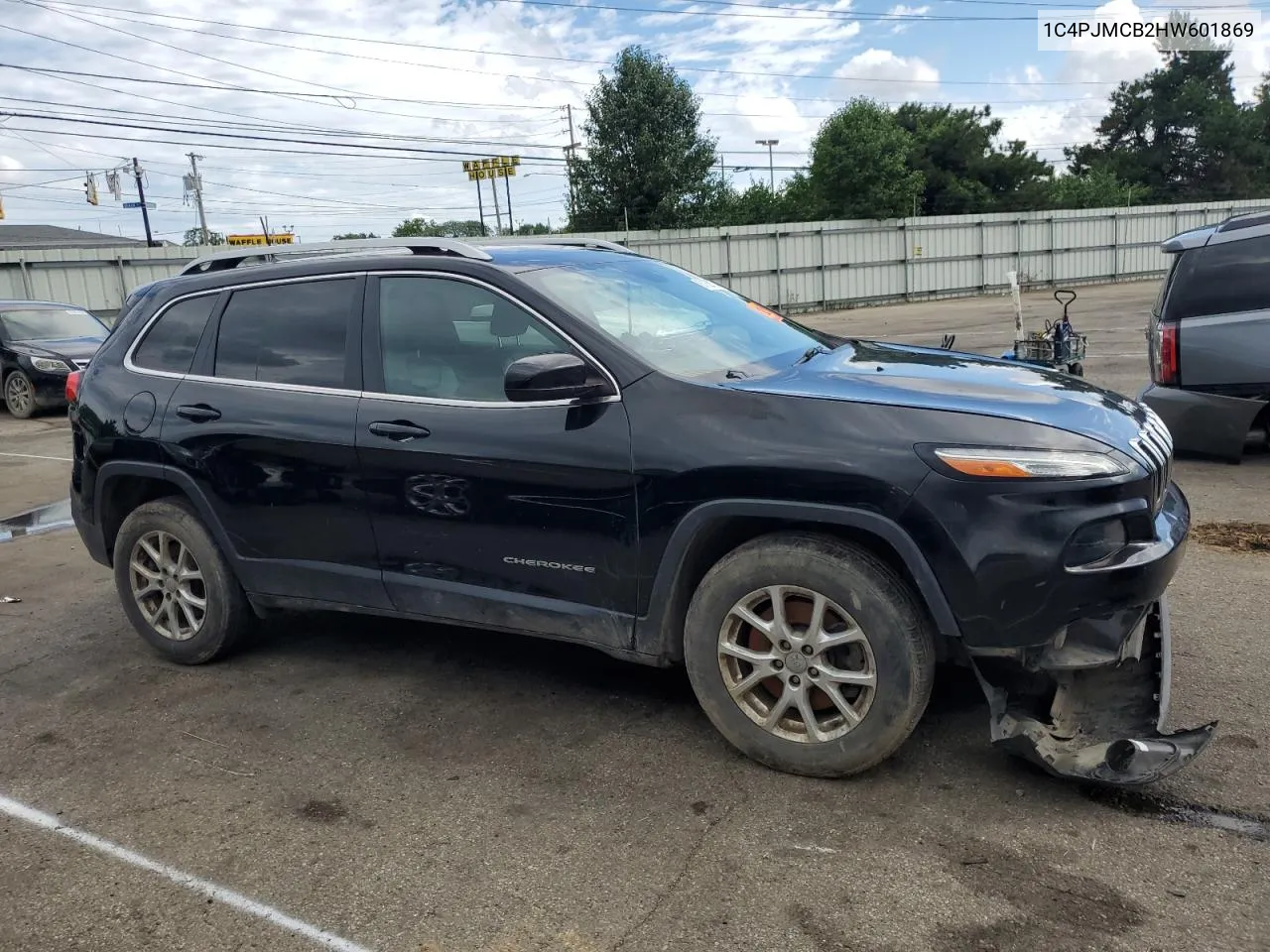 1C4PJMCB2HW601869 2017 Jeep Cherokee Latitude