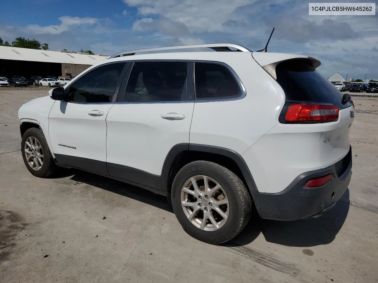 2017 Jeep Cherokee Latitude VIN: 1C4PJLCB5HW645262 Lot: 64090394