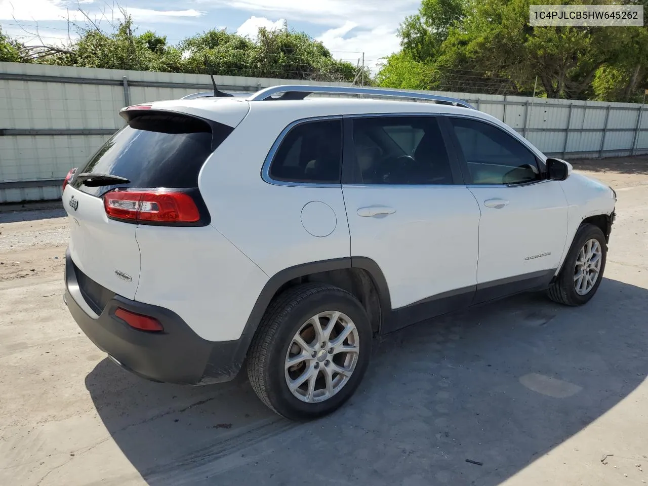 2017 Jeep Cherokee Latitude VIN: 1C4PJLCB5HW645262 Lot: 64090394