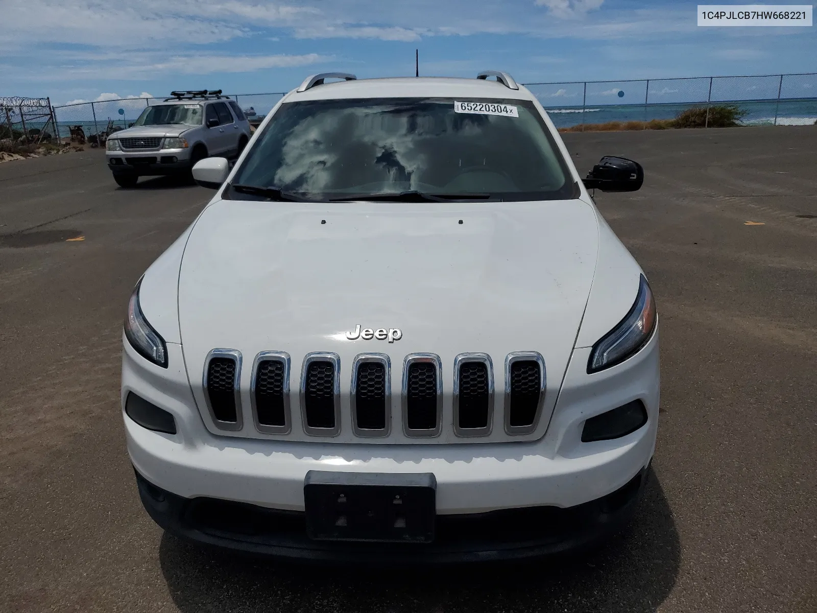 1C4PJLCB7HW668221 2017 Jeep Cherokee Latitude