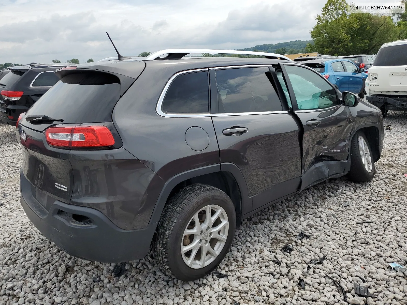 1C4PJLCB2HW641119 2017 Jeep Cherokee Latitude