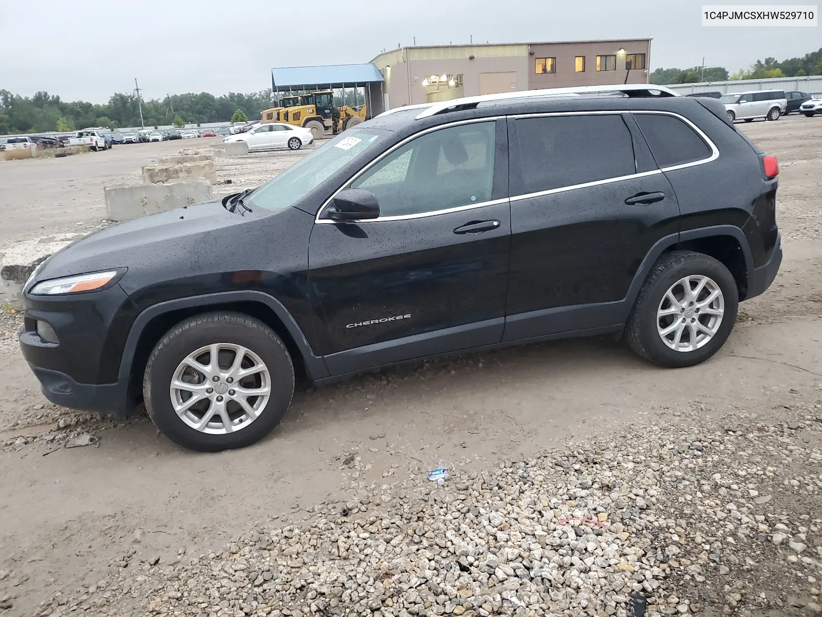 2017 Jeep Cherokee Latitude VIN: 1C4PJMCSXHW529710 Lot: 67152434