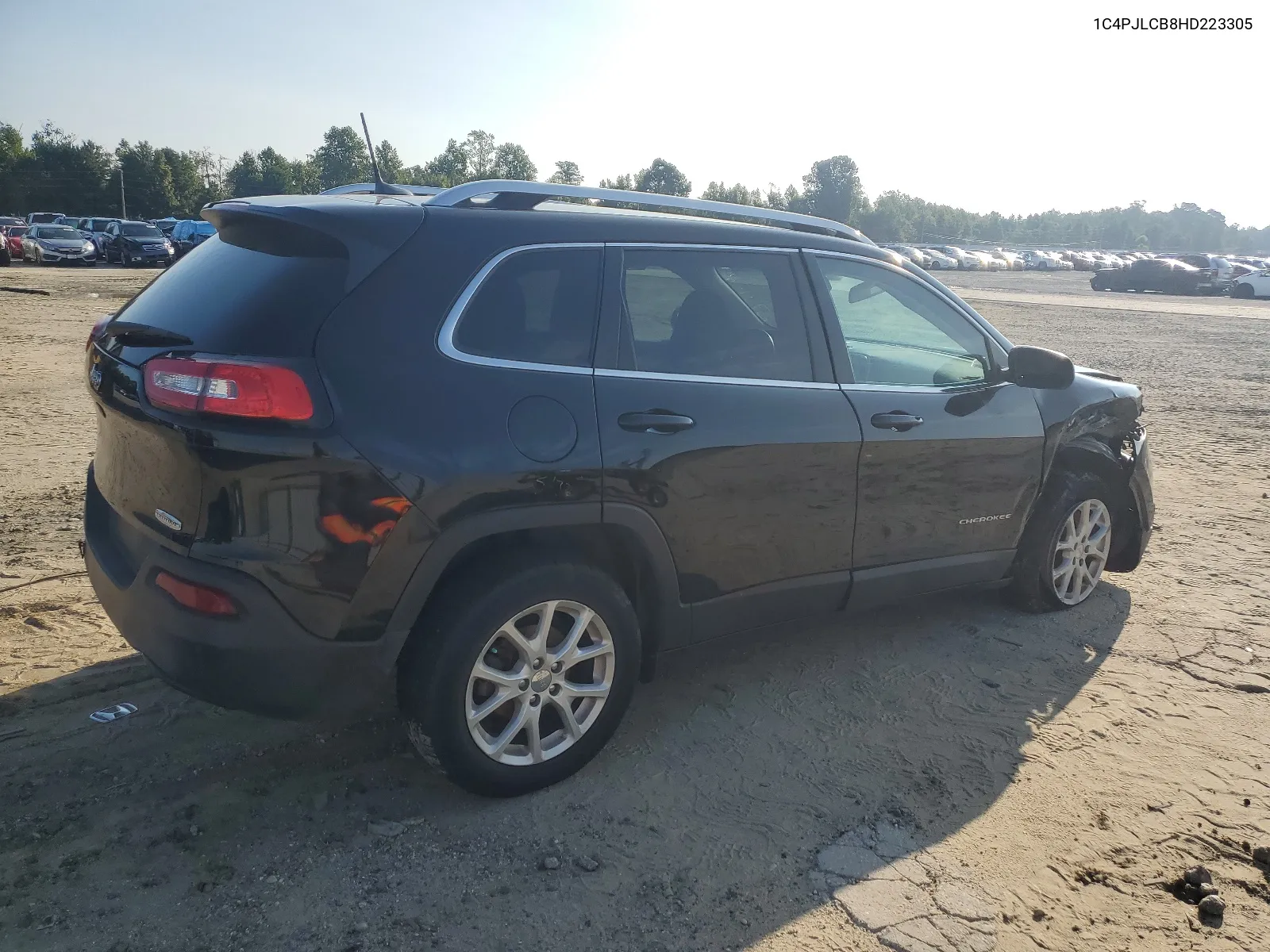 2017 Jeep Cherokee Latitude VIN: 1C4PJLCB8HD223305 Lot: 67715404