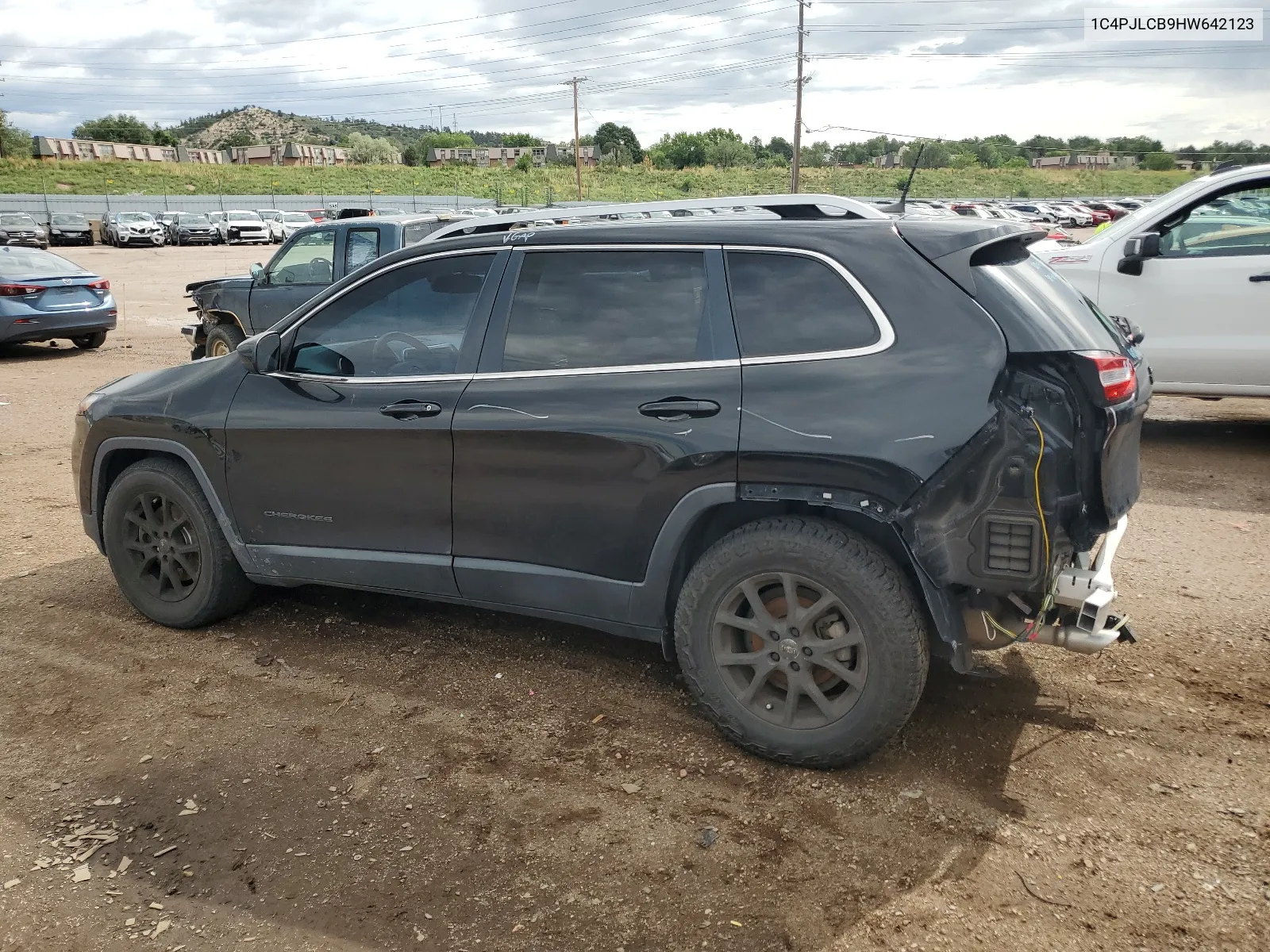 2017 Jeep Cherokee Latitude VIN: 1C4PJLCB9HW642123 Lot: 68085474