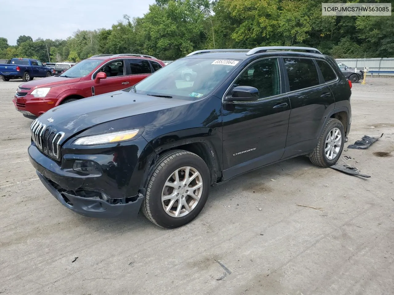 2017 Jeep Cherokee Latitude VIN: 1C4PJMCS7HW563085 Lot: 68522864