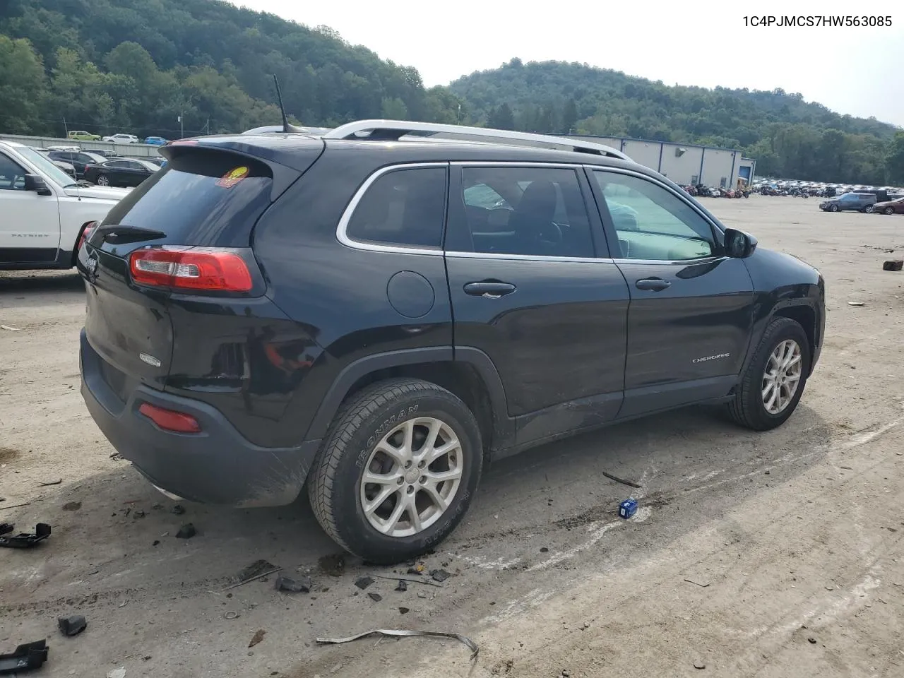 2017 Jeep Cherokee Latitude VIN: 1C4PJMCS7HW563085 Lot: 68522864