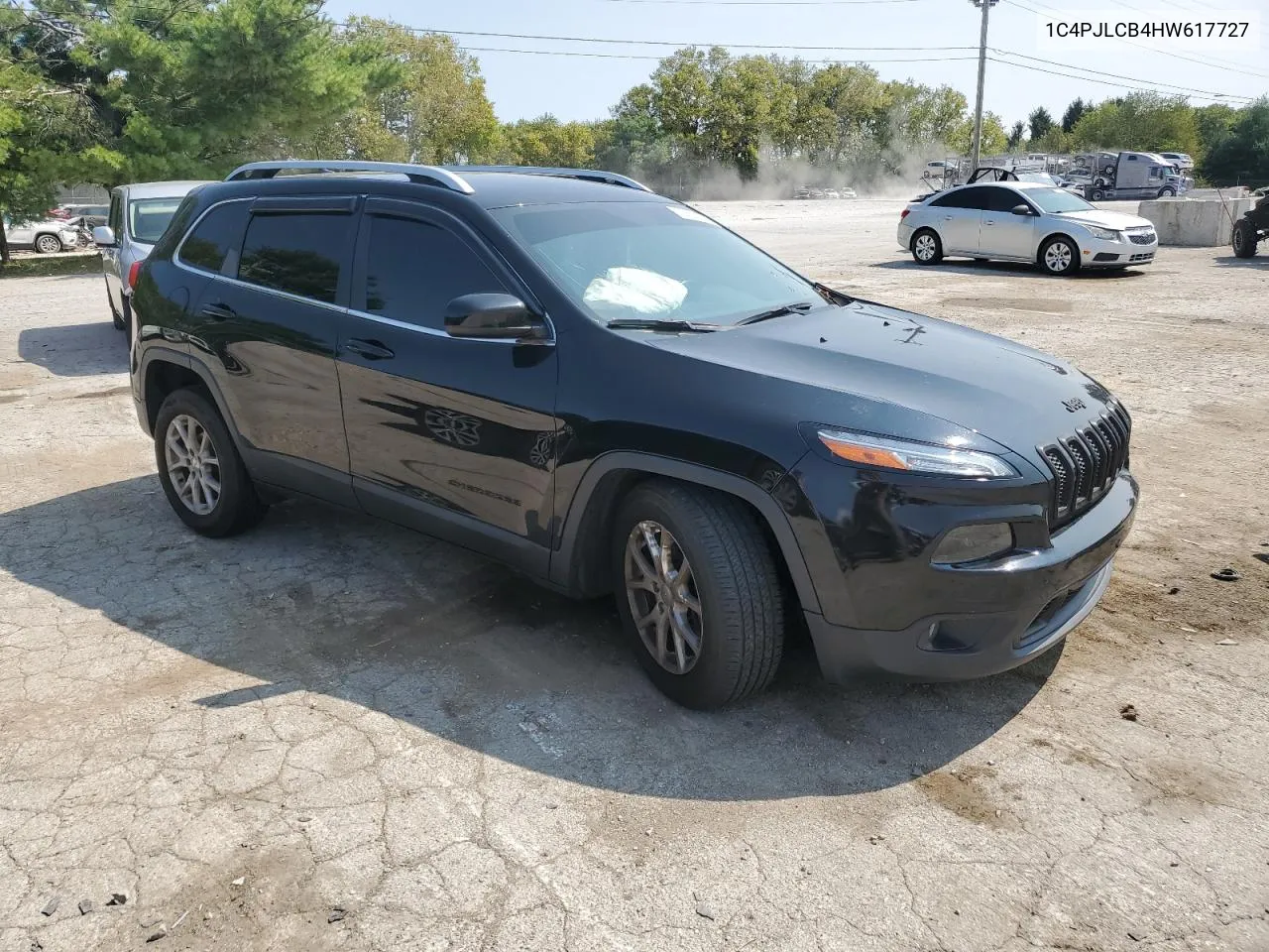 2017 Jeep Cherokee Latitude VIN: 1C4PJLCB4HW617727 Lot: 70632294