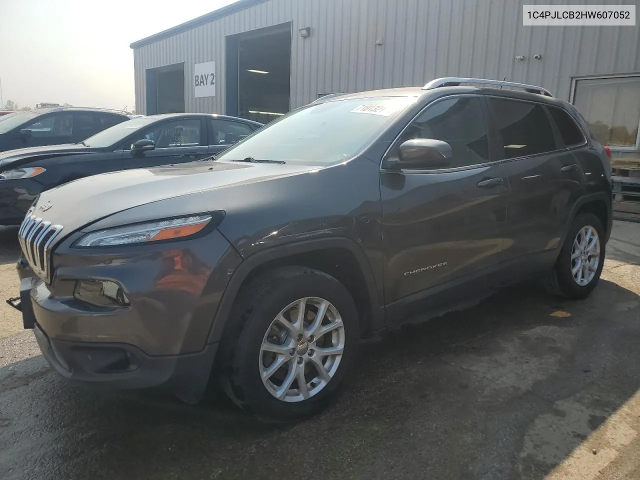 2017 Jeep Cherokee Latitude VIN: 1C4PJLCB2HW607052 Lot: 71013214