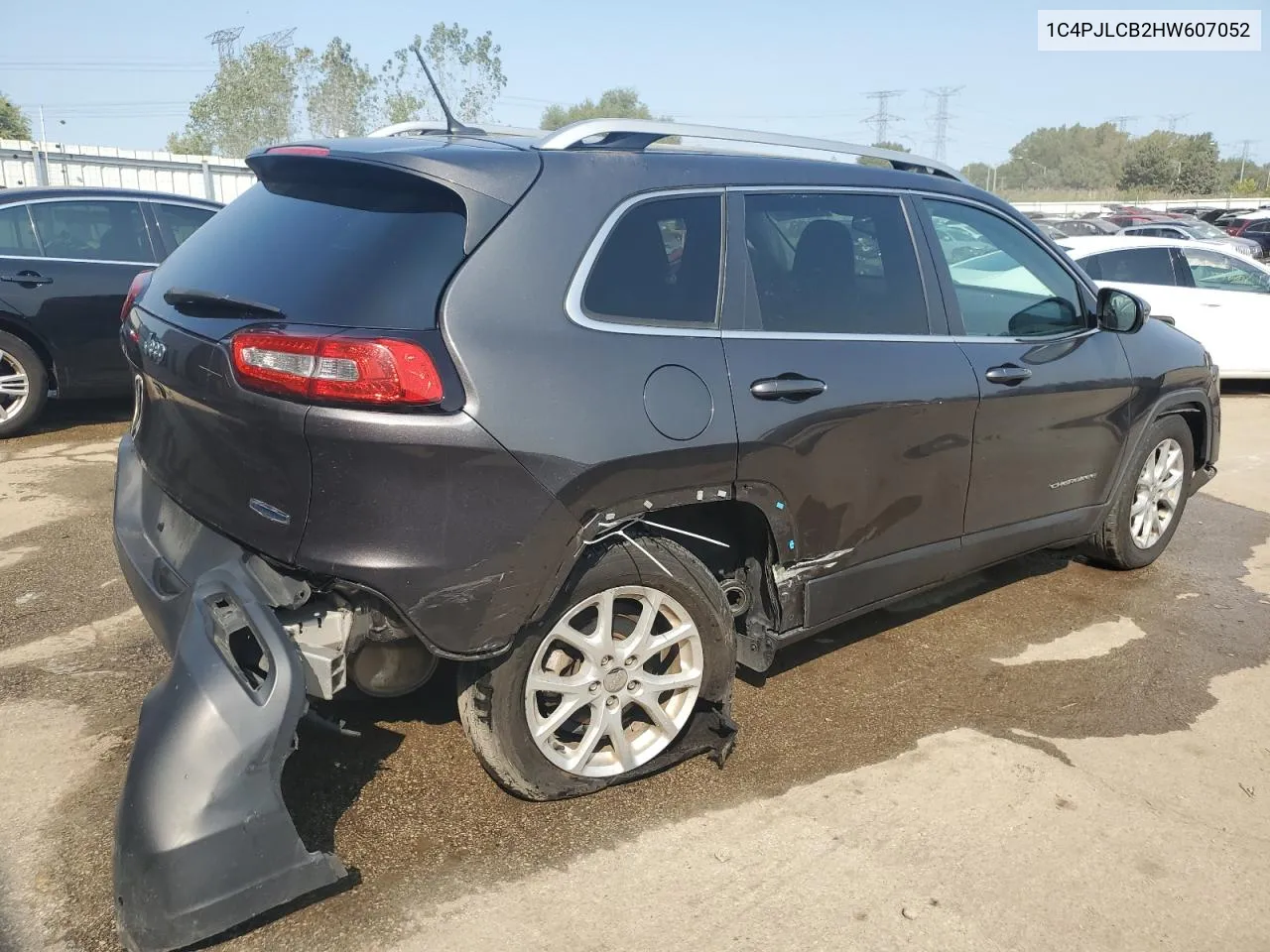 2017 Jeep Cherokee Latitude VIN: 1C4PJLCB2HW607052 Lot: 71013214